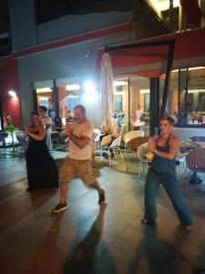een groep mensen die dansen op een dansvloer bij Hotel Rio Bellaria in Bellaria-Igea Marina