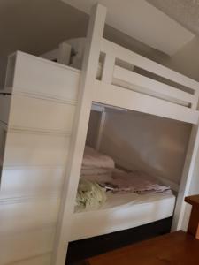 białe łóżko piętrowe w pokoju w obiekcie Résidence azur sancy w mieście Mont-Dore