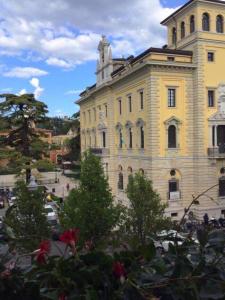 ヴェローナにあるResidenza Navona Veronaの黄色の大きな建物