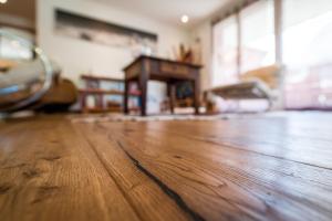 كازا ديلا فيتا في زيرمات: غرفة معيشة مع أرضية خشبية ومدفأة