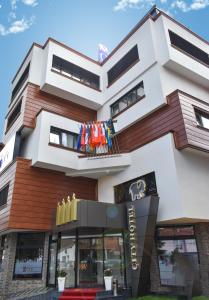 ein Gebäude mit Kleidern auf den Balkonen in der Unterkunft City Hotel in Prizren