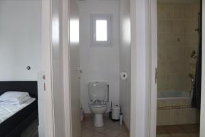 a bathroom with a toilet and a bath tub at Maison 6/8 personnes à 5km du Puy du Fou in Chambretaud