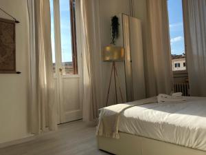 A bed or beds in a room at White Napoleone Apartment