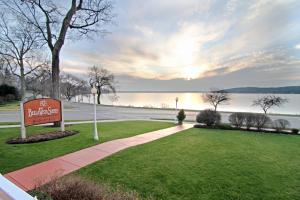 una señal frente a un parque con un cuerpo de agua en Bella Vista Suites Lake Geneva, en Lake Geneva
