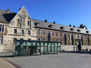 um grande edifício com uma placa em frente em Designflats Gent em Gante