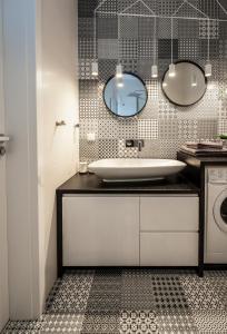 グダニスクにあるUnique 3city Apartments - Ufo Apartmentのバスルーム(シンク、洗濯機付)