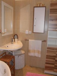 W łazience znajduje się umywalka, lustro i wanna. w obiekcie Apartments Meixner w Mariańskich Łaźniach