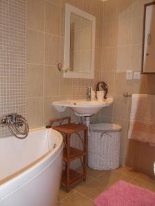 W łazience znajduje się wanna, umywalka i wanna. w obiekcie Apartments Meixner w Mariańskich Łaźniach