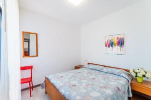 1 dormitorio con 1 cama, 1 mesa y 1 silla en Columbus en Bibione