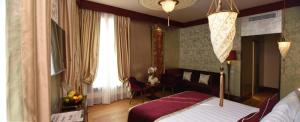 Łóżko lub łóżka w pokoju w obiekcie Santa Croce Boutique Hotel