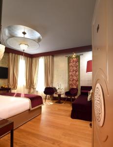 Telewizja i/lub zestaw kina domowego w obiekcie Santa Croce Boutique Hotel
