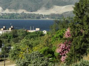 vistas a un lago con montañas en el fondo en X Sierras Cabañas en Villa Carlos Paz