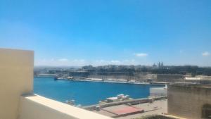 vista su un grande corpo idrico proveniente da un edificio di Senglea medieval house a Senglea
