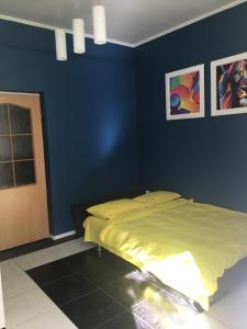 een slaapkamer met een bed en een blauwe muur bij Guculka in Jaremtsje