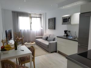Il dispose d'une cuisine et d'un salon avec un canapé et une table. dans l'établissement RK City Center, à Las Palmas de Gran Canaria