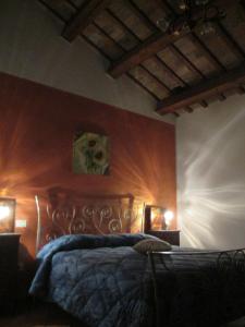 a bedroom with a bed and two lights on the wall at B&B Il Monchetto in Urbino