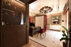 Telewizja i/lub zestaw kina domowego w obiekcie Santa Croce Boutique Hotel