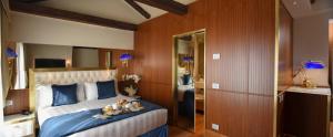 Łóżko lub łóżka w pokoju w obiekcie Santa Croce Boutique Hotel