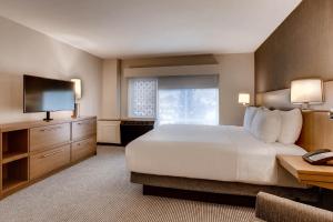 Una cama o camas en una habitación de Hyatt Place Keystone - Dillon