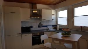eine Küche mit einem Tisch und einer Obstschale darauf in der Unterkunft Ferienwohnung Horvath in Kelkheim (Taunus) in Kelkheim