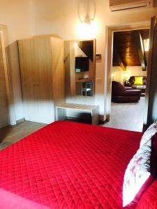 sypialnia z czerwonym łóżkiem i czerwonym kocem w obiekcie B&B Lanziani w mieście Nemoli