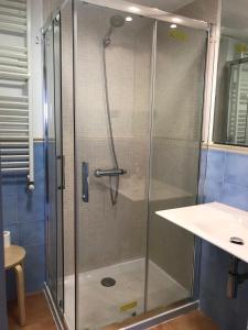 a shower with a glass door in a bathroom at Lauramer Apartamento Bakio in Bakio