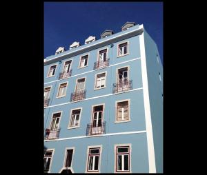 ein blau-weißes Gebäude mit Balkonen darauf in der Unterkunft My Apartment in Lissabon