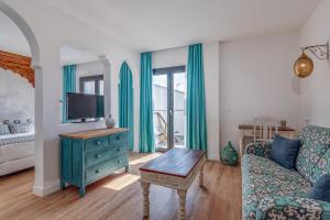 Telewizja i/lub zestaw kina domowego w obiekcie La Residencia Puerto Hotel & Spa