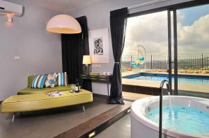 Kolam renang di atau dekat dengan The Fifties suites
