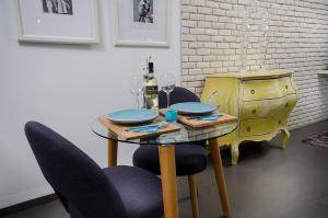 Ruang duduk di The Fifties suites