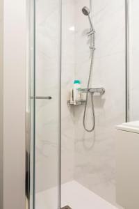eine Dusche mit Glastür im Badezimmer in der Unterkunft Apartamento da Praia - Surf in Matosinhos + 38 Fotos