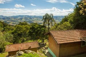 a view of two houses with trees and mountains at Pousada Céu de Luz - Próximo a Monte Verde in Itapeva