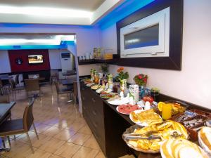 - une ligne de buffet dans un restaurant servant de la nourriture dans l'établissement Hotel Timya, à Istanbul