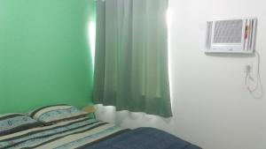 Un pat sau paturi într-o cameră la Condominio casas do campo