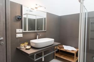 une salle de bain avec un lavabo et un miroir dans l'établissement Borgo Fratta Holiday Houses, à Umbertide 51 autres photos