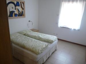 um quarto com 2 camas e uma janela em Appartamento Mora em Tenno