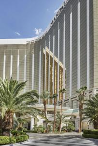 uma vista para o grande hotel e casino mgm em Four Seasons Hotel Las Vegas em Las Vegas