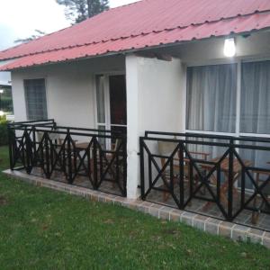 una casa con rejas negras y techo rojo en Jabali Country Lodge, en Kabondo