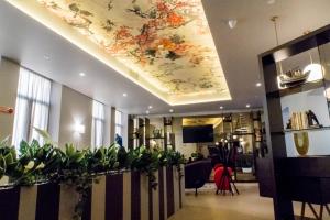 - un hall orné d'une peinture florale au plafond dans l'établissement Hotel San Giovanni Roma, à Rome