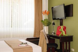 TV a/nebo společenská místnost v ubytování La Sabana Hotel Suites Apartments