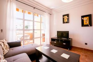 a living room with a couch and a television at Orlando 85 in Adeje