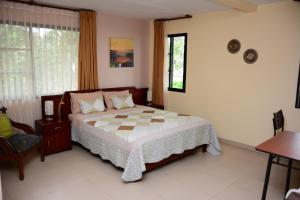 a bedroom with a bed and a window at Hostal La Molienda in Puyo