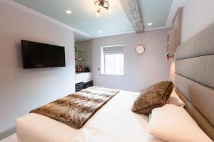 Uma cama ou camas num quarto em Clarendon Suites
