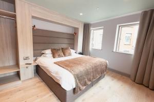 Uma cama ou camas num quarto em Clarendon Suites