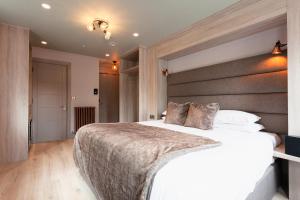 Uma cama ou camas num quarto em Clarendon Suites