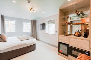 Uma cama ou camas num quarto em Clarendon Suites
