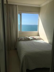 En eller flere senger på et rom på Apartamento frente ao mar
