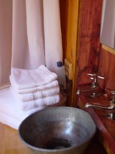 a bathroom with a metal sink and towels at Canopée Lit in Sacré-Coeur-Saguenay