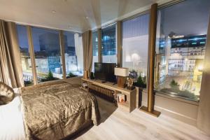 Uma cama ou camas num quarto em Clarendon Suites