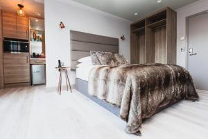 Uma cama ou camas num quarto em Clarendon Suites